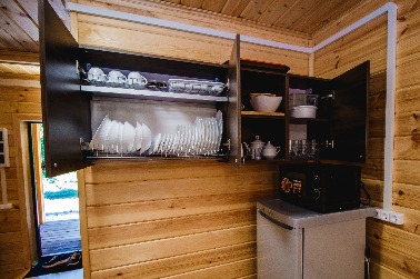 Мини-кухня (холодильник, микроволновка, чашки, тарелки, кружки, приборы, чайник)